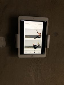 TRX Trainings auf dem iPad an Garagenwand